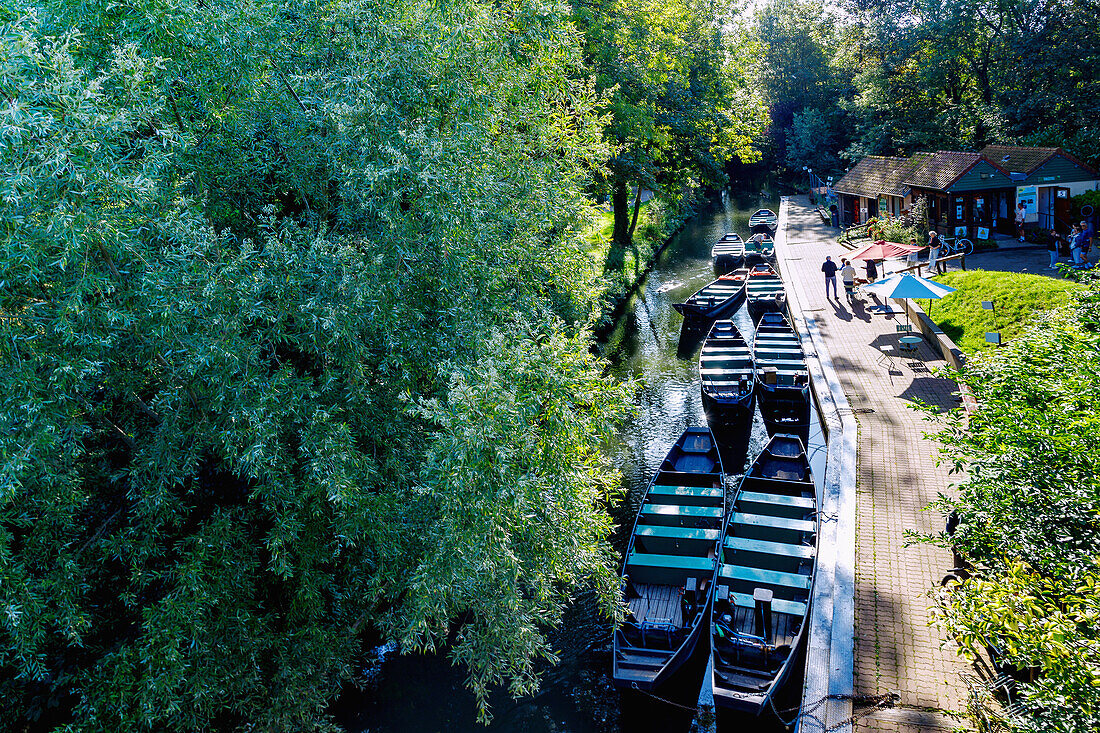 Maison des Hortillonnages (schwimmende Gärten) mit Booten für Bootstouren durch das Wasserlabyrinth in Amiens im Département Somme in der Region Hauts-de-France in Frankreich