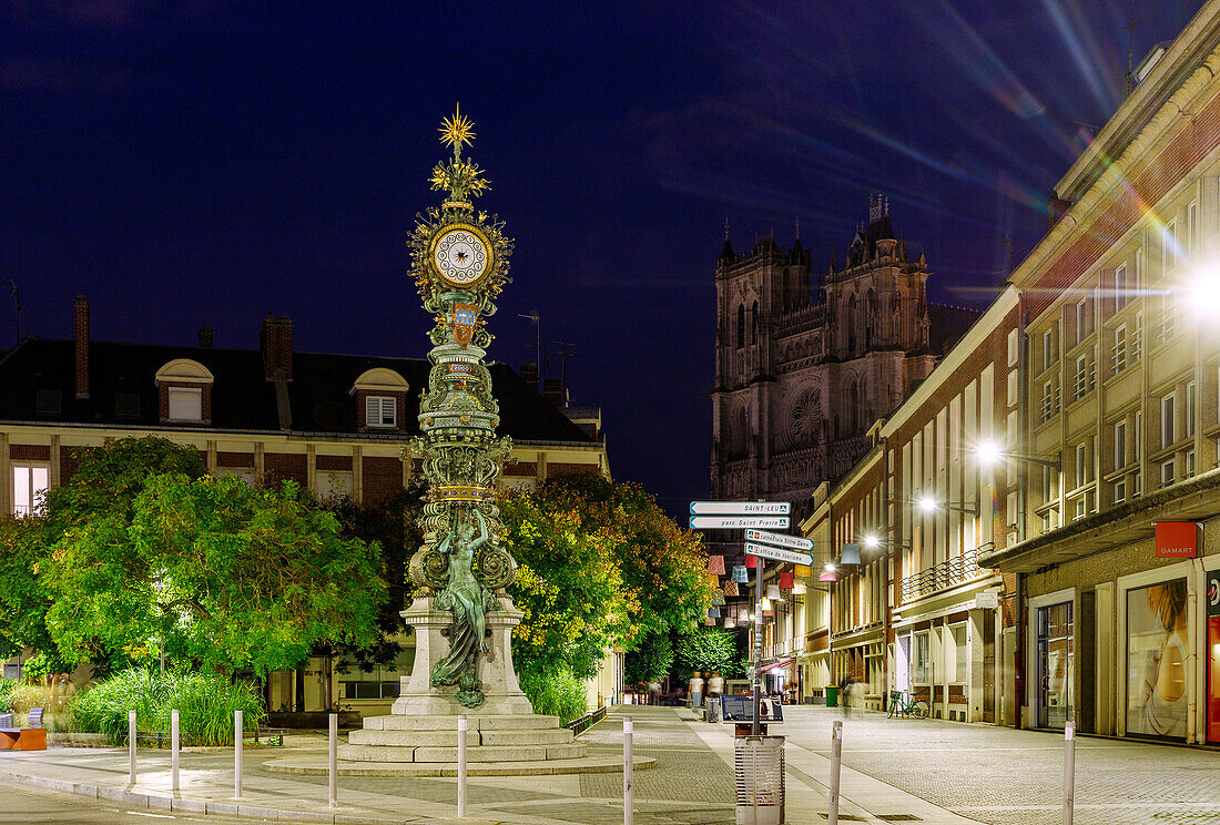 Uhr Horloge Dewailly et Marie-sans-chemise an der Rue des Sergents mit Blick auf die Cathédrale Notre-Dame in Amiens im Département Somme in der Region Hauts-de-France in Frankreich