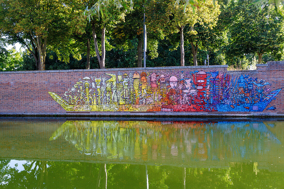 Street Art "La barque / The bark" von Bault an der Kanalmauer am Parc Saint-Pierre, Viertel Saint-Leu in Amiens im Département Somme in der Region Hauts-de-France in Frankreich