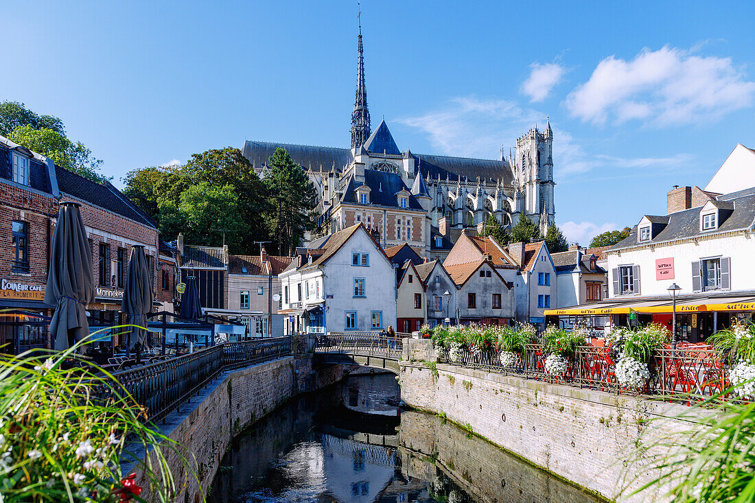  Cathédrale Notre-Dame and Place du Don with bridge over the Rivière des Clairons in Amiens in the Somme department in the Hauts-de-France region in France 