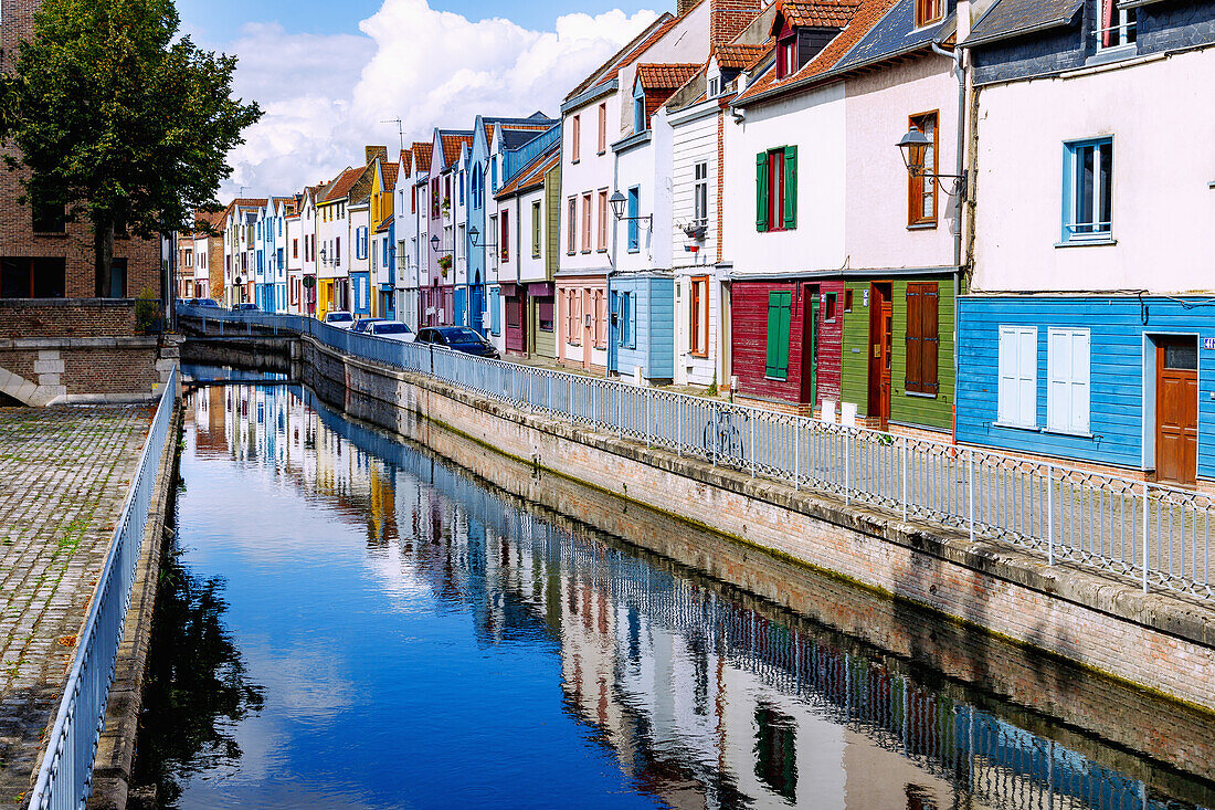  Canal of the Somme and colorful houses on the Rue d&#39;Engoulvent in the Saint-Leu district of Amiens in the Somme department in the Hauts-de-France region of France 