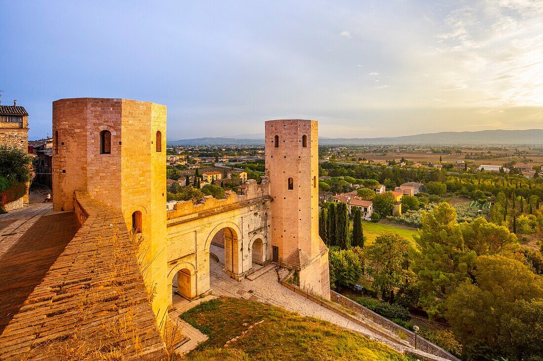  Torri di Properzio und Porta Venere, Spello, Perugia, Umbrien, Italien 