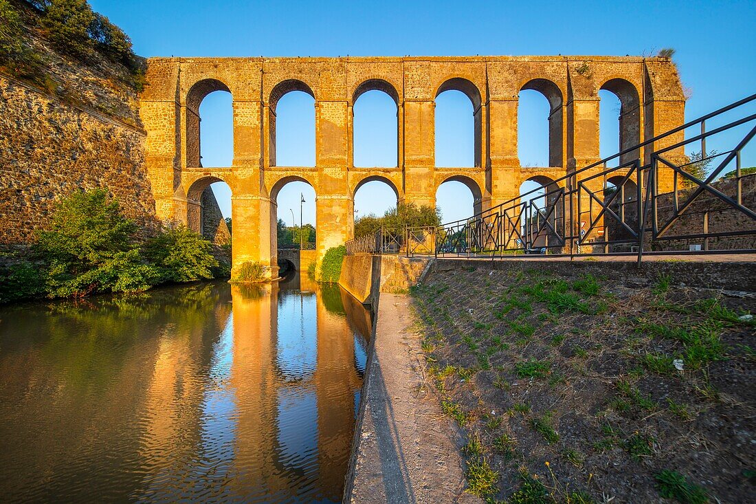  Römisches Aquädukt, Nepi, Viterbo, Latium, Italien 