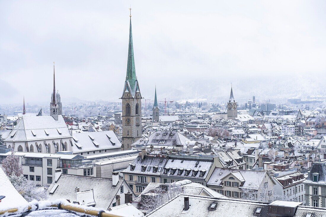 Kirche in der Altstadt von Zürich bei Schnee im Winter, Schweiz