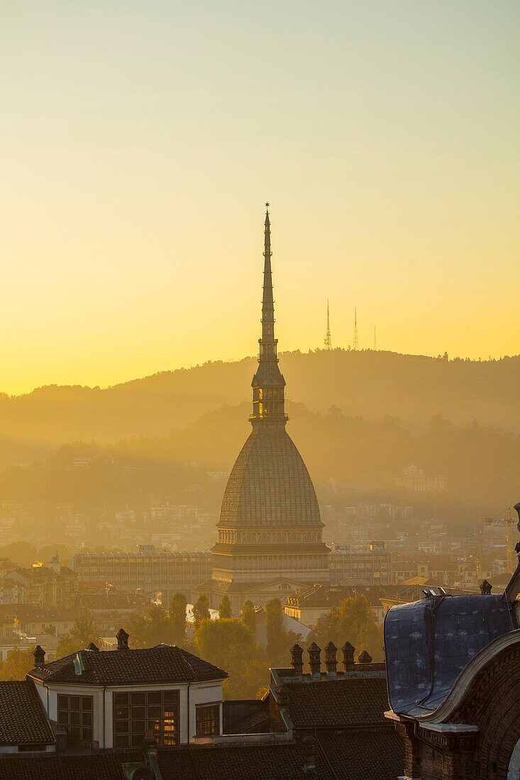  Blick vom Glockenturm der Kathedrale auf der Mole Antonelliana, Turin, Piemont, Italien 