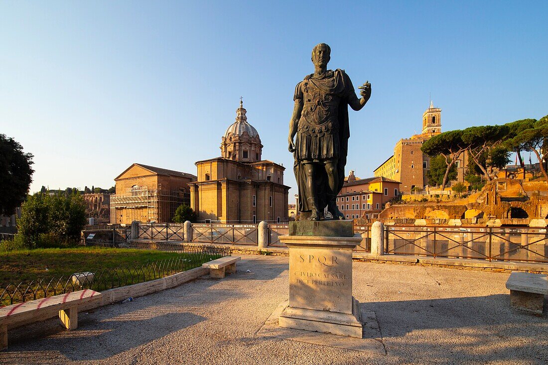 Statue von Julius Caesar, Fori Imperiali, Rom, Latium, Italien