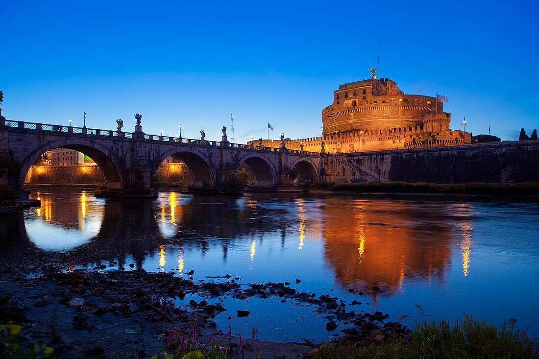 Engelsburg und Engelsbrücke am Tiber in Rom, Italien