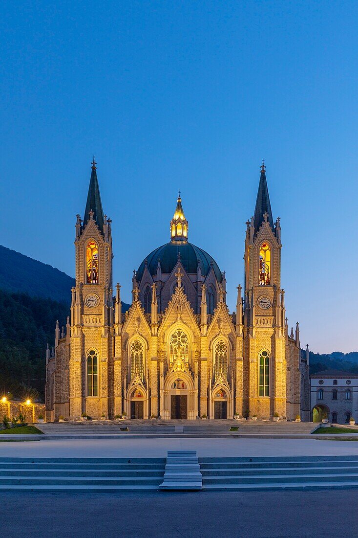  Kleine Basilika der Addolorata von Castelpetroso, Isernia, Molise, Italien 