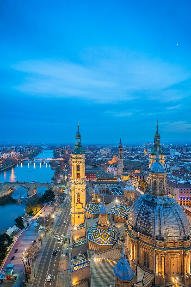  Blick von der Basilika Unserer Lieben Frau auf dem Pfeiler, Saragossa, Aragon, Spanien 