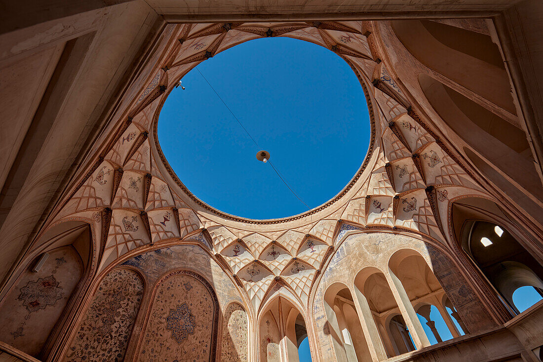  Gewölbte Decke mit offenem, rundem Oberlicht in einem der Säle des Tabatabaei-Hauses, einem historischen Herrenhaus, das um 1880 in Kashan, Iran, erbaut wurde. 