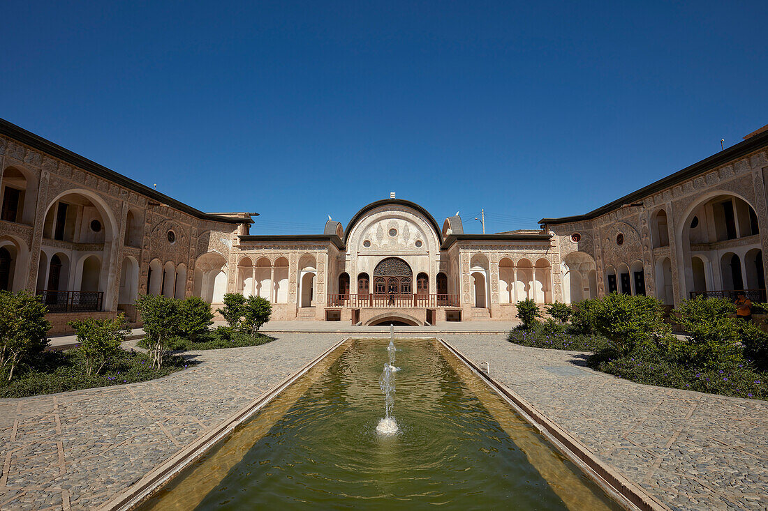  Blick auf den Innenhof des Tabatabaei-Hauses, einem historischen Herrenhaus, das um 1880 in Kashan, Iran, erbaut wurde. 