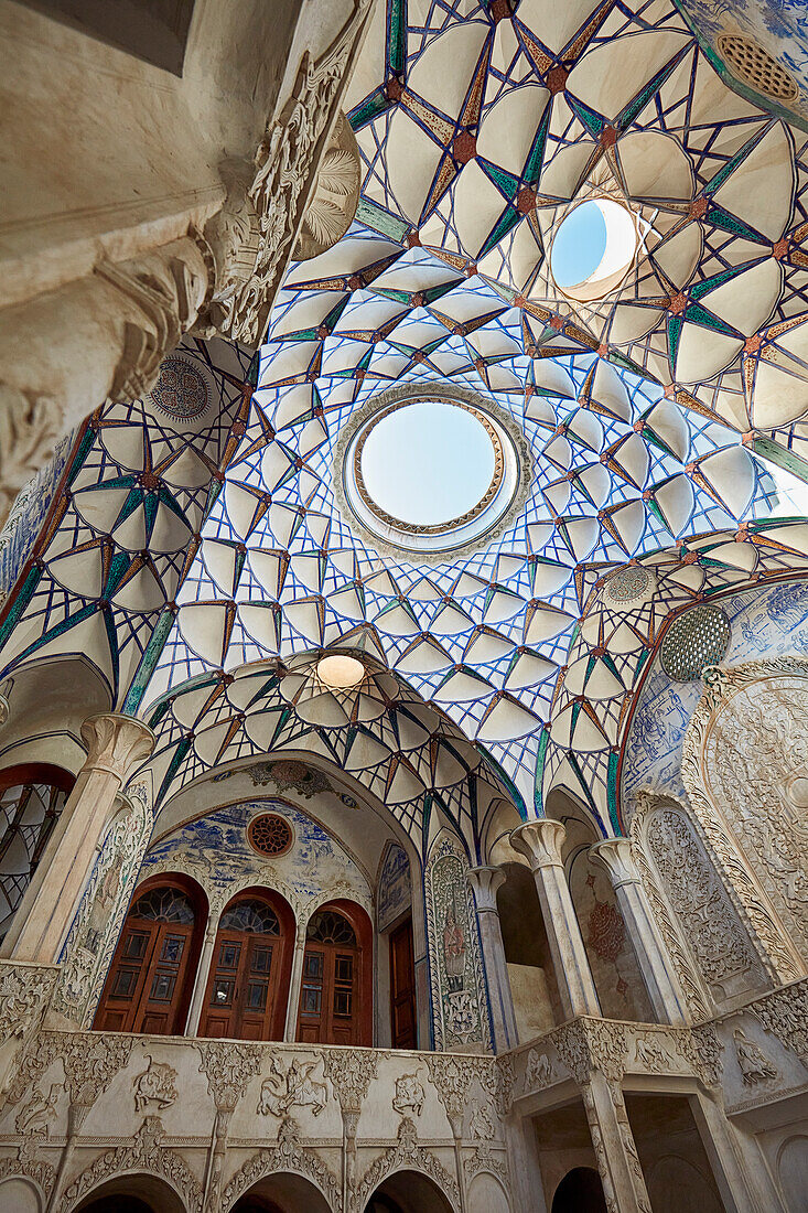  Reich verzierte Kuppeldecke mit Oberlichtern im Borujerdi-Haus, einem traditionellen, reich verzierten persischen Haus aus dem Jahr 1857. Kashan, Iran. 