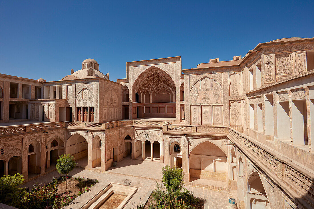  Erhöhte Ansicht des Innenhofs im Abbasi-Haus, einem traditionellen, prächtigen persischen Haus aus dem Jahr 1823. Kashan, Iran. 