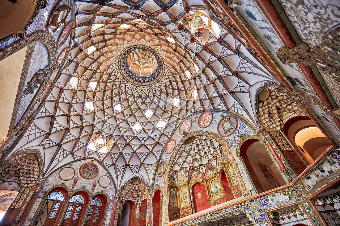  Reich verzierte Kuppeldecke der Haupthalle im Borujerdi-Haus, einem traditionellen, prächtigen persischen Haus aus dem Jahr 1857. Kashan, Iran. 