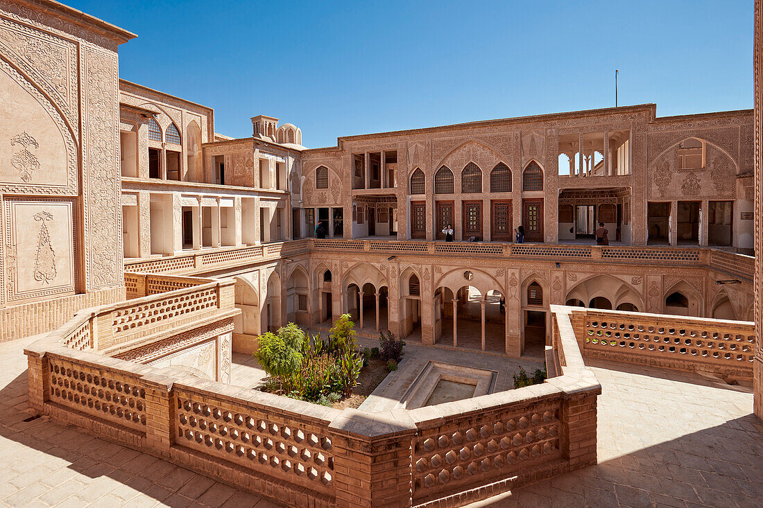  Blick auf die Terrasse im Obergeschoss des Abbasi-Hauses, einem traditionellen, prächtigen persischen Haus aus dem Jahr 1823. Kashan, Iran. 