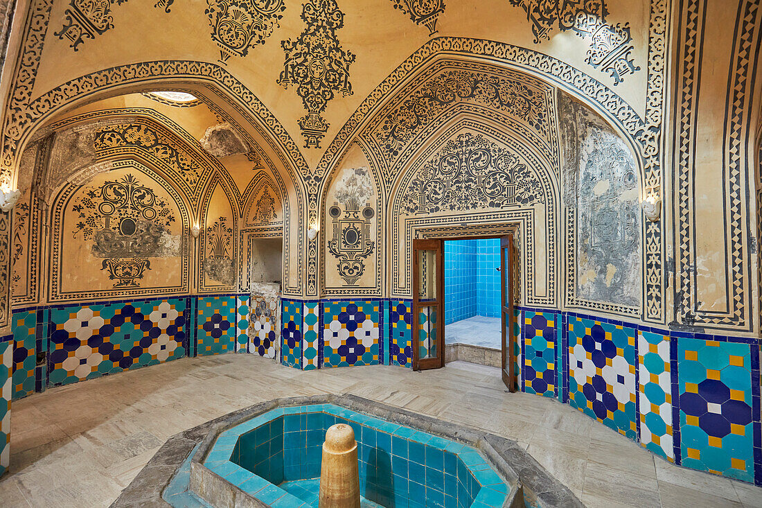  Innenansicht des Sultan Amir Ahmad Badehauses, auch bekannt als Qasemi Badehaus, ein traditionelles öffentliches iranisches Badehaus, das heute ein Museum ist. Kashan, Iran. 