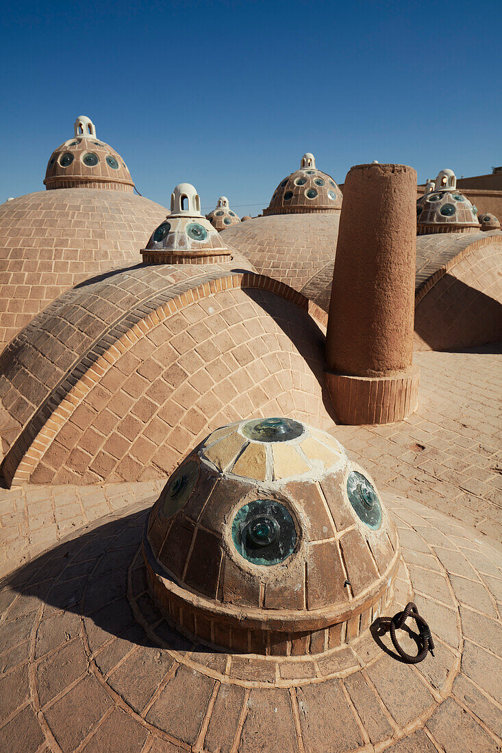  Die Dachkuppeln des Sultan Amir Ahmad Badehauses, auch bekannt als Qasemi Badehaus, ein traditionelles öffentliches iranisches Badehaus, das heute ein Museum ist. Kashan, Iran. 