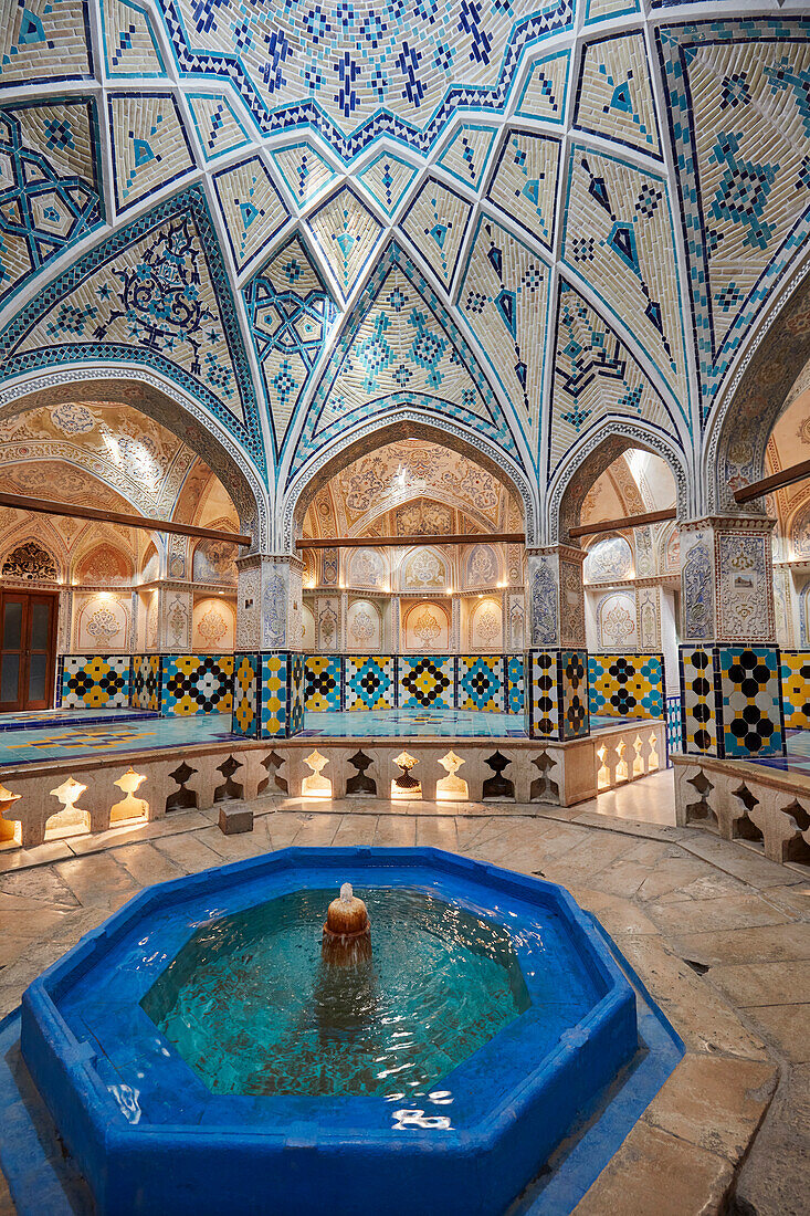  Innenansicht des Sultan Amir Ahmad Badehauses, auch bekannt als Qasemi Badehaus, ein traditionelles öffentliches iranisches Badehaus, das heute ein Museum ist. Kashan, Iran. 