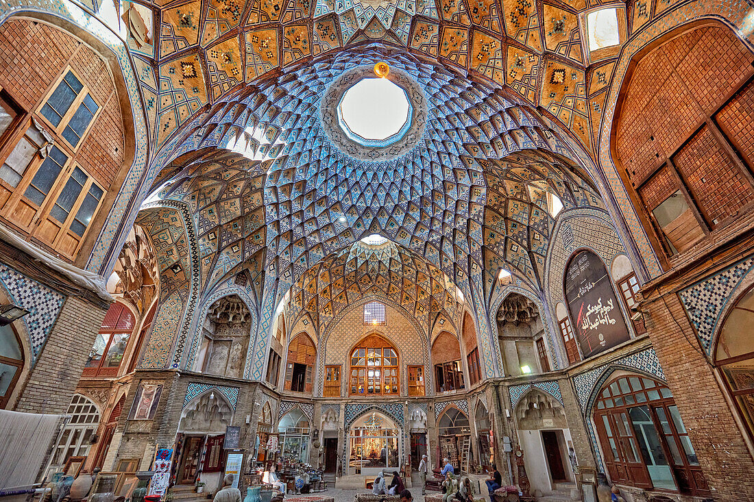  Gewölbte Decke mit komplizierten geometrischen Mustern in der Aminoddole-Karawanserei, einem historischen Bauwerk im Großen Basar von Kashan, Iran. 