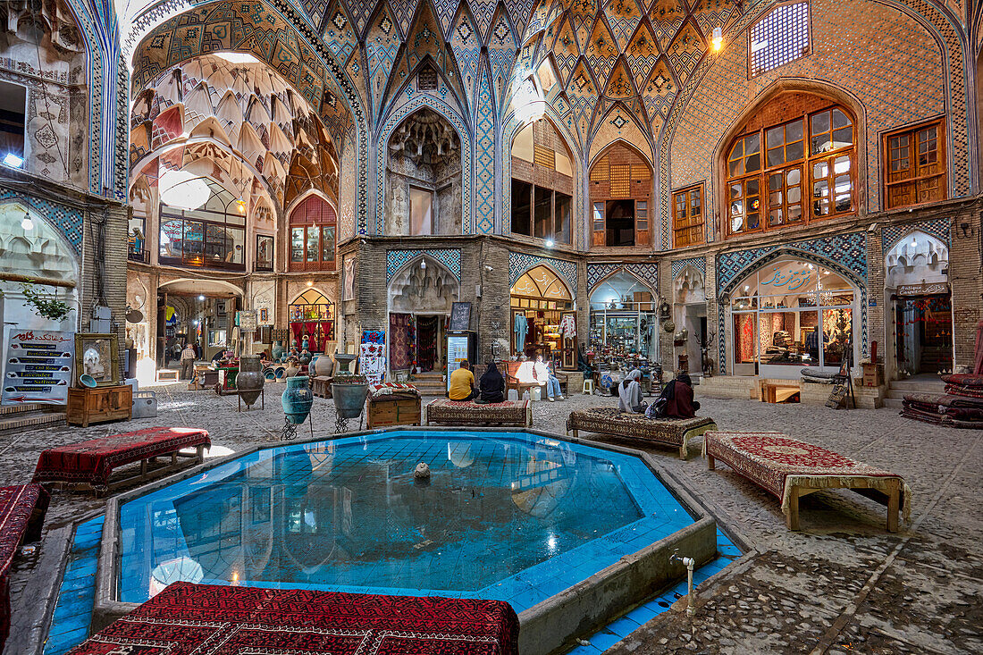  Brunnen in der Mitte der Aminoddole-Karawanserei, historisches Bauwerk im Großen Basar von Kashan, Iran. 