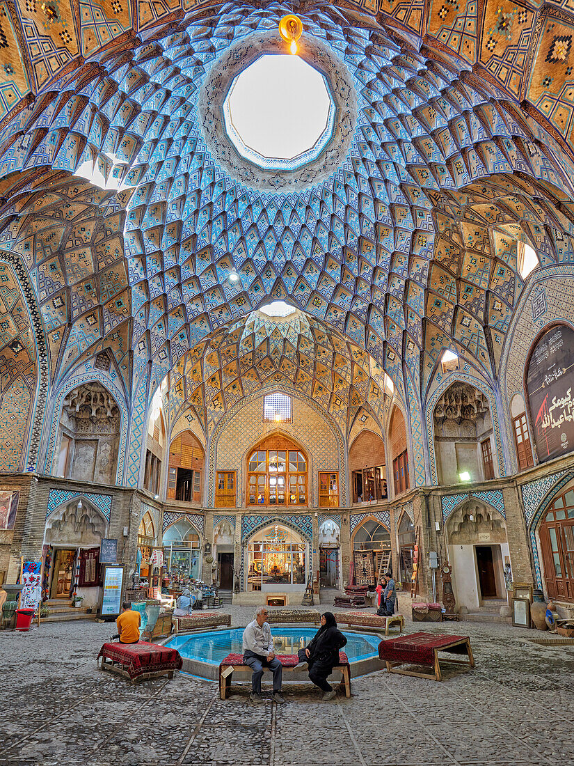  Gewölbte Decke mit komplizierten geometrischen Mustern in der Aminoddole-Karawanserei, einem historischen Bauwerk aus dem 16. Jahrhundert im Großen Basar von Kashan, Iran. 