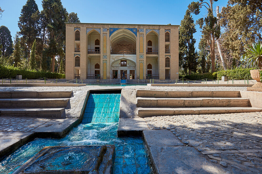  Der Safawiden-Pavillon im Fin-Garten (Bagh-e Fin), dem ältesten (1590) noch existierenden Persischen Garten im Iran und UNESCO-Weltkulturerbe. Kashan, Iran. 