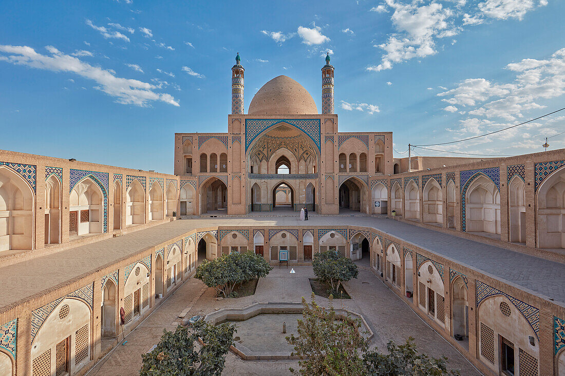 Blick auf die Agha-Bozorg-Moschee aus dem 18. Jahrhundert und ihren Innenhof. Kashan, Iran.