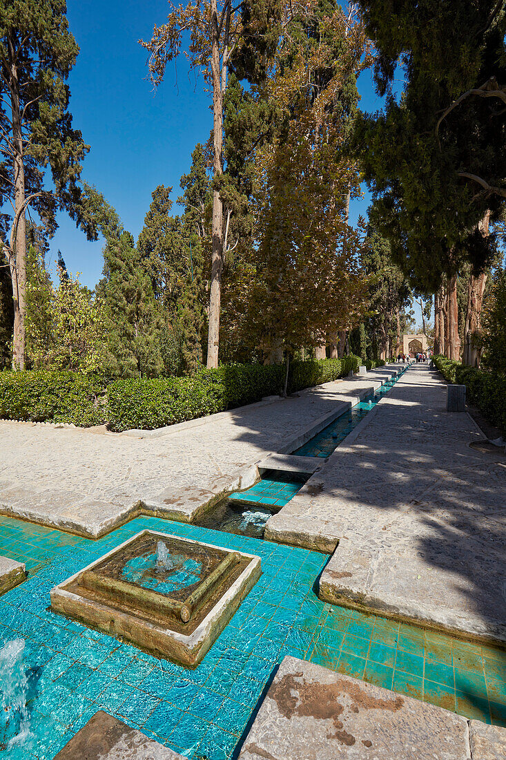  Wasserverteilungskanäle im Fin-Garten (Bagh-e Fin), dem ältesten (1590) existierenden persischen Garten im Iran und UNESCO-Weltkulturerbe. Kashan, Iran 