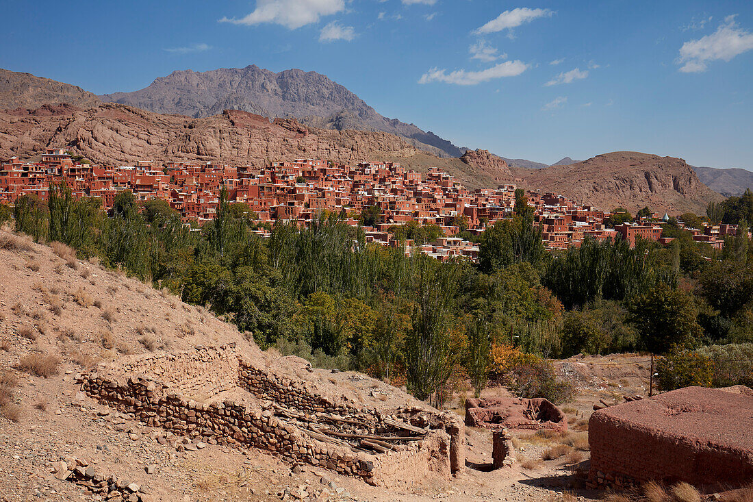  Panoramablick auf das historische Dorf Abyaneh, Kreis Natanz, Iran. 