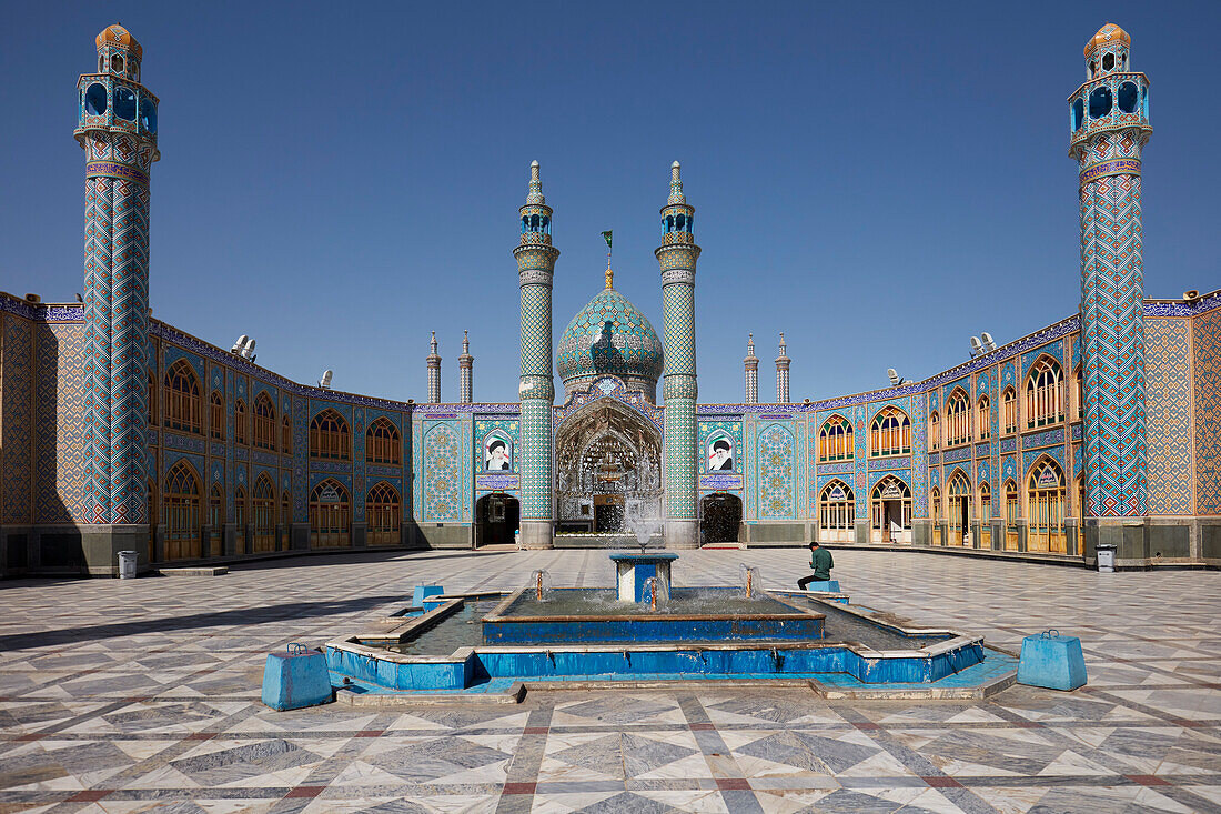  Panoramablick auf das Imamzadeh Mohammed Helal bin Ali-Schrein und seinen Innenhof in Aran o Bidgol, Iran. 