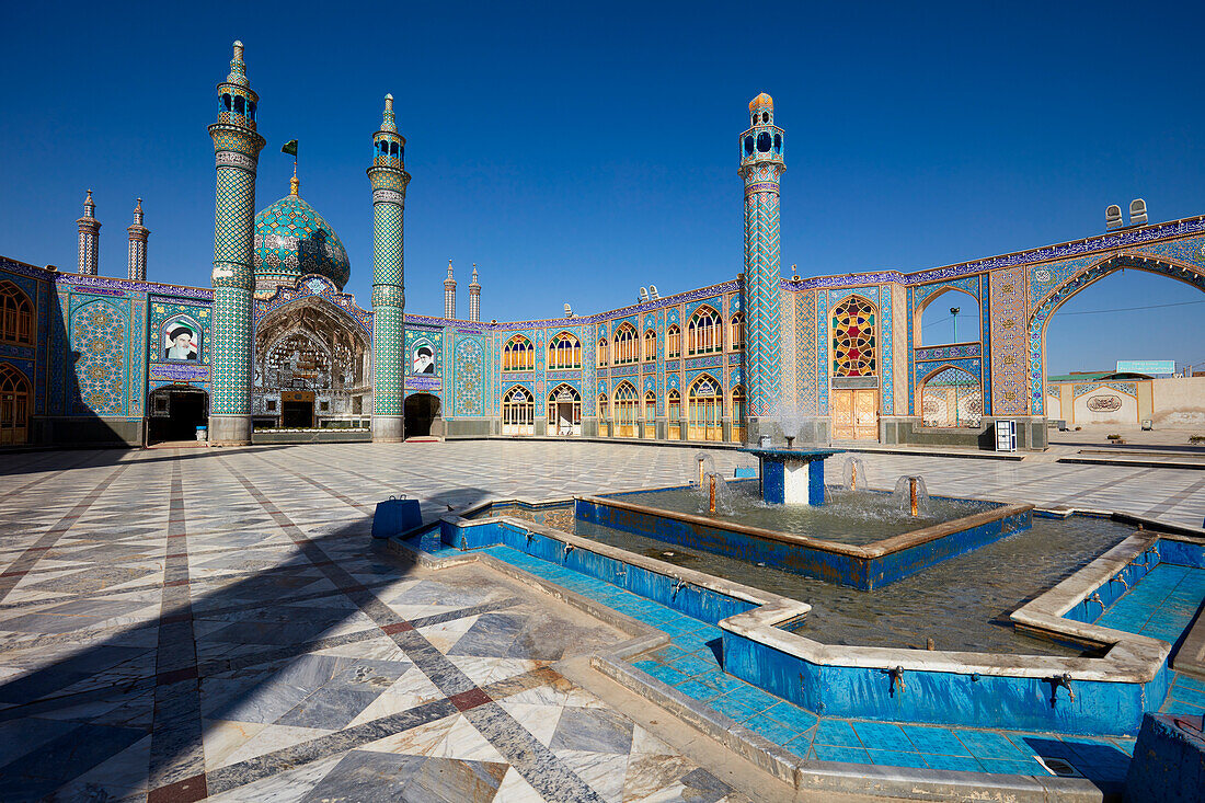  Panoramablick auf das Imamzadeh Mohammed Helal bin Ali-Schrein und seinen Innenhof in Aran o Bidgol, Iran. 