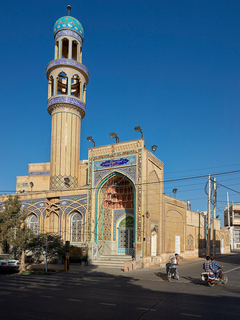 Moschee mit ihrem markanten Kuppelminarett. Kashan, Iran.