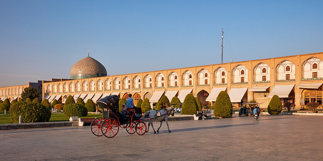 Eine Rundfahrt in einer Pferdekutsche, beliebte Touristenaktivität auf dem Naqsh-e Jahan-Platz, UNESCO-Weltkulturerbe. Isfahan, Iran.