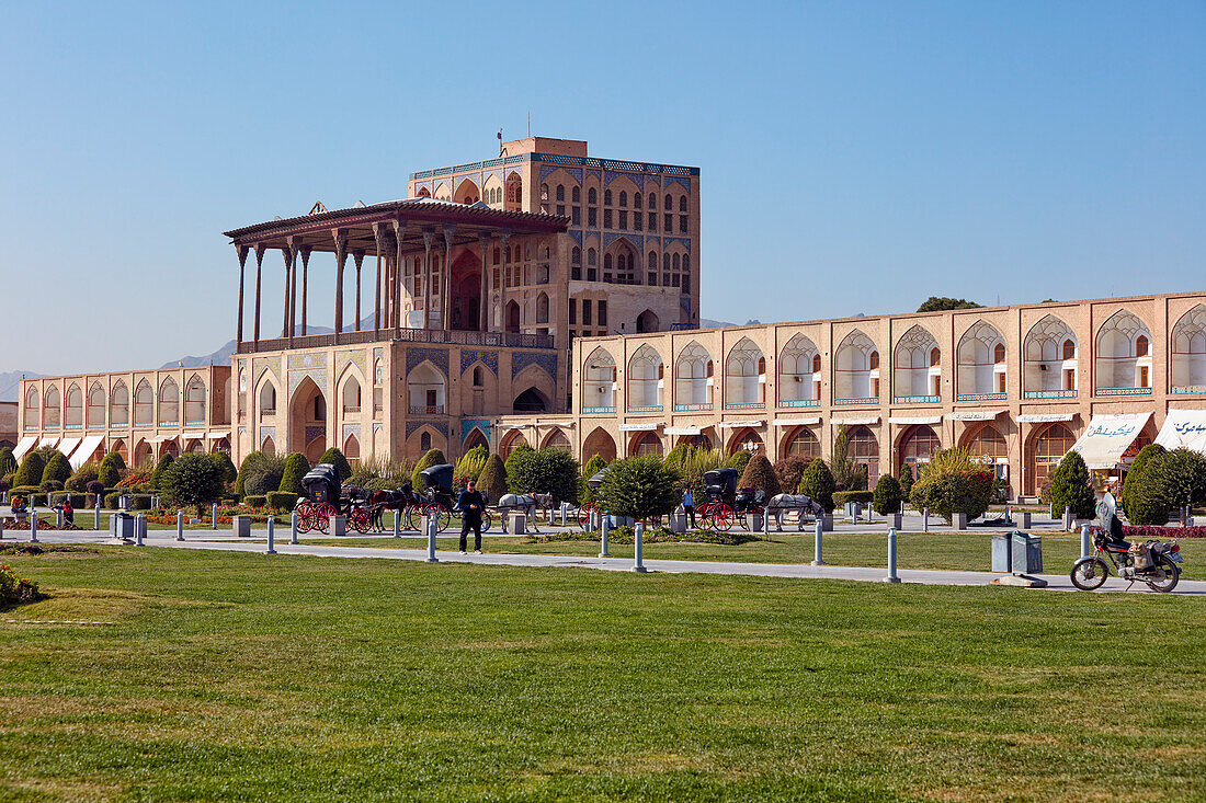 Außenansicht des Ali Qapu-Palast am Naqsh-e Jahan-Platz, UNESCO-Weltkulturerbe. Isfahan, Iran.