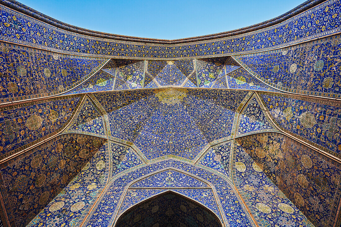 Blick von unten auf reich verzierte Gewölbedecke in der Schah-Moschee (Masjed-e Shah). Isfahan, Iran.