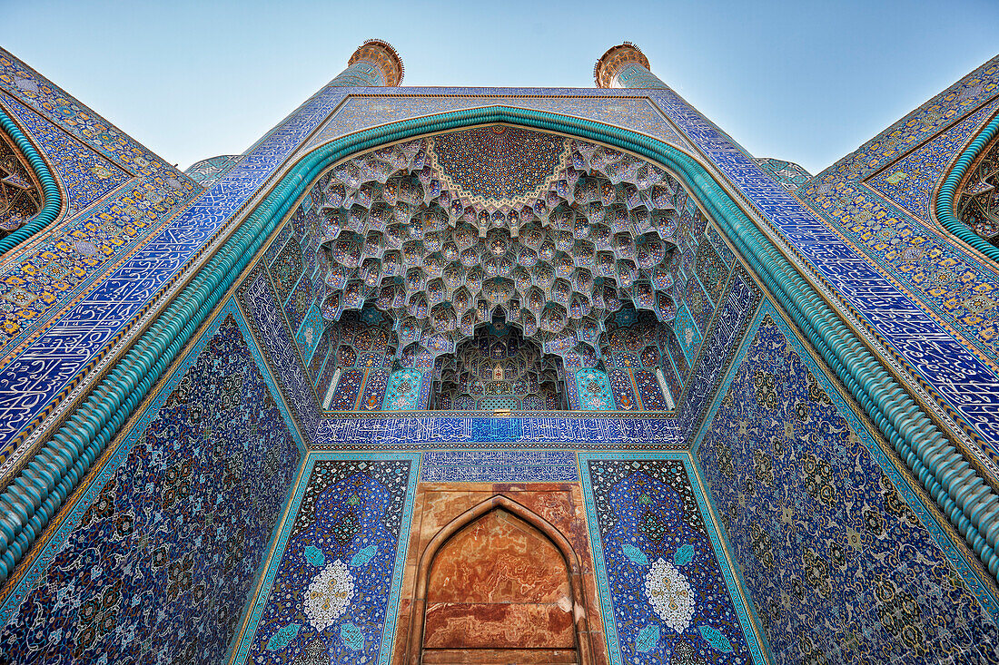  Blick von unten auf die Iwan-Decke mit Muqarnas-Gewölbe in der Shah-Moschee (Masjed-e Shah). Isfahan, Iran. 