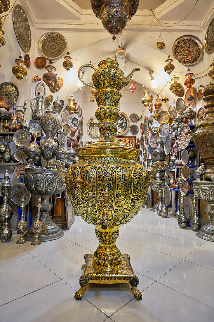  Riesiger Qalamzani- oder Ghalamzani-Samowar (traditionelle iranische Metallgravurkunst) in einem Kunsthandwerksladen im Großen Basar. Isfahan, Iran. 