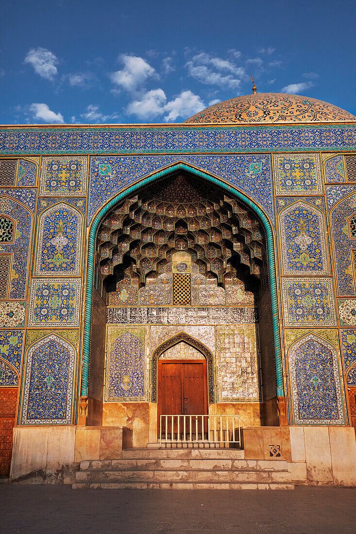 Außenansicht des Jorjir-Tor, dem einzigen erhaltenen Teil der Jorjir-Moschee aus dem 10. Jahrhundert in Isfahan, Iran.