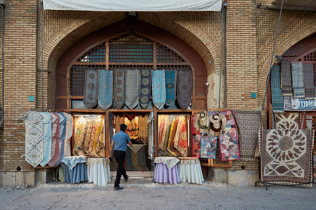  Ein Mann geht in einen Kunsthandwerksladen auf dem Naqsch-e Jahan-Platz, einer UNESCO-Welterbestätte. Isfahan, Iran. 