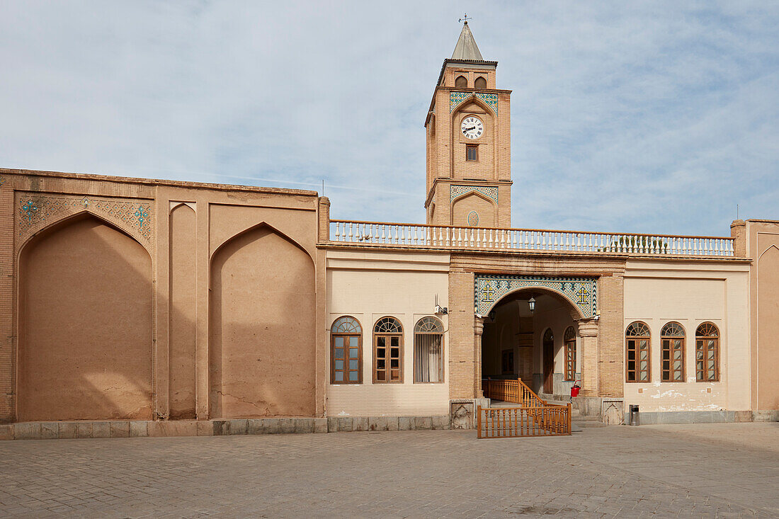  Uhrturm am Eingangstor zur Erlöserkathedrale (Vank-Kathedrale) aus dem 17. Jahrhundert im Neu-Dulfa, dem armenischen Viertel von Isfahan, Iran. 