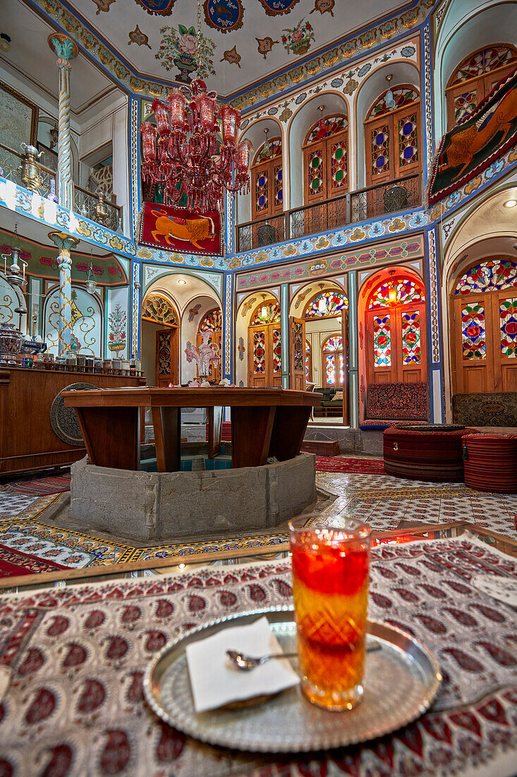  Kunstvolles Interieur eines kleinen Cafés mit Buntglasfenstern im historischen Mollabashi-Haus. Isfahan, Iran. 