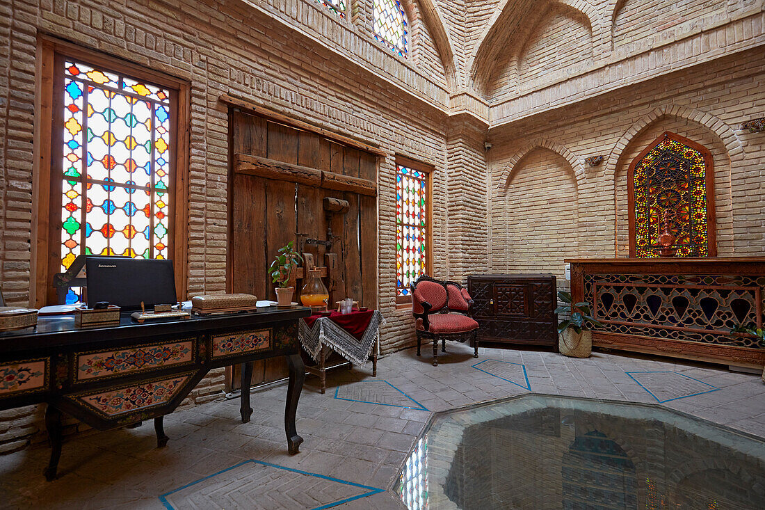 Innenansicht traditionellee, iranisches Haus, das jetzt in ein gehobenes Hotel umgewandelt wurde. Isfahan, Iran.