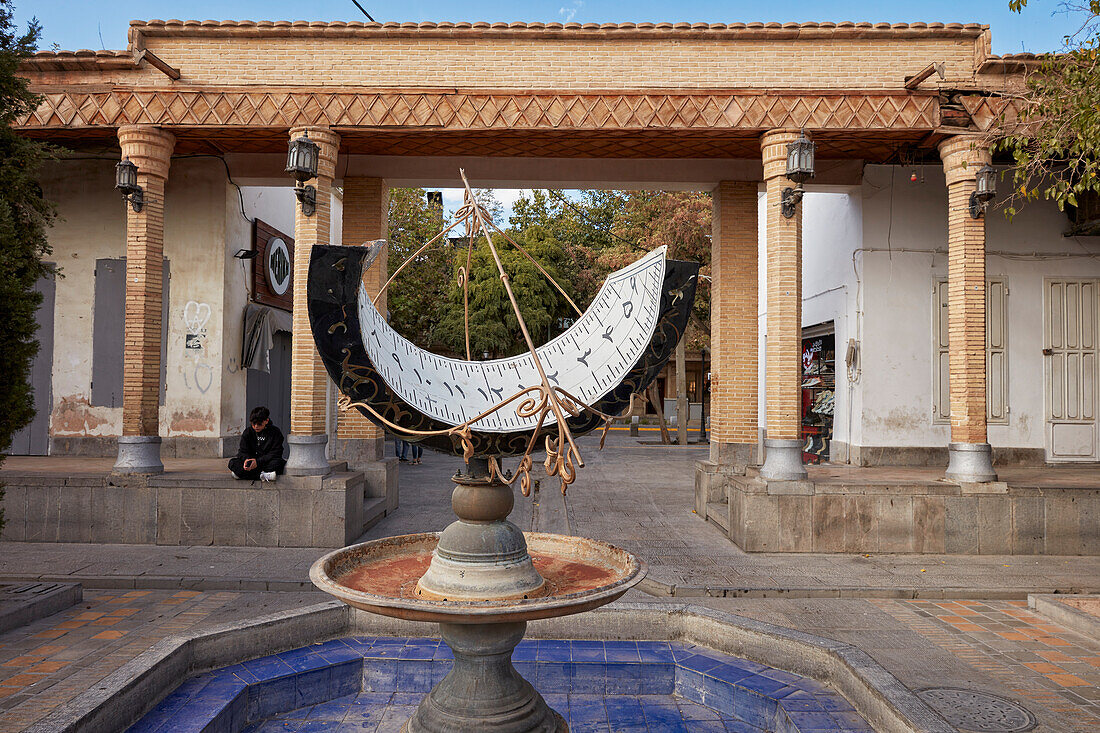  Eine alte Sonnenuhr auf dem Jolfa-Platz im armenischen Viertel von Isfahan, Iran. 