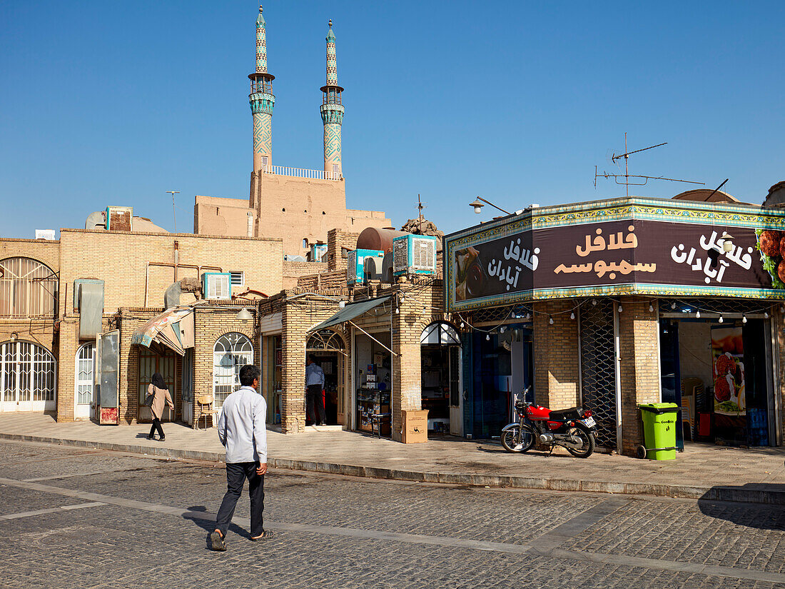  Ein Mann überquert die Straße in der historischen Stadt Yazd, Iran. 