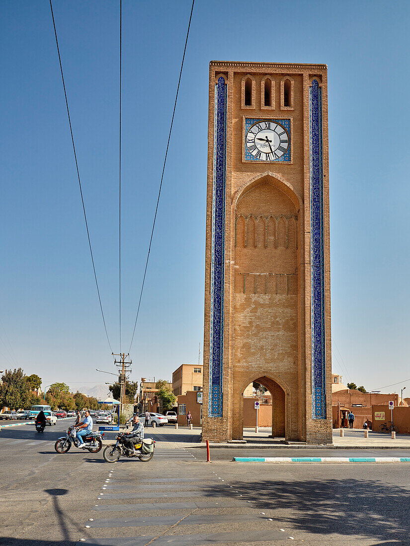  Der Uhrturm auf dem Al-Saat-Platz (Uhrenplatz), einer der ältesten Uhrtürme im Iran und der Welt. Yazd, Iran. 