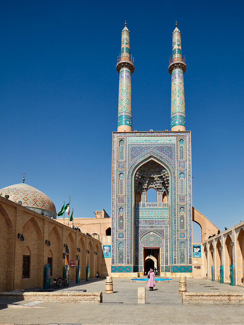  Zwei Minarette der Jameh-Moschee von Yazd, einer schiitischen Moschee im aserbaidschanischen Stil aus dem 14. Jahrhundert in der Altstadt von Yazd, Iran. 