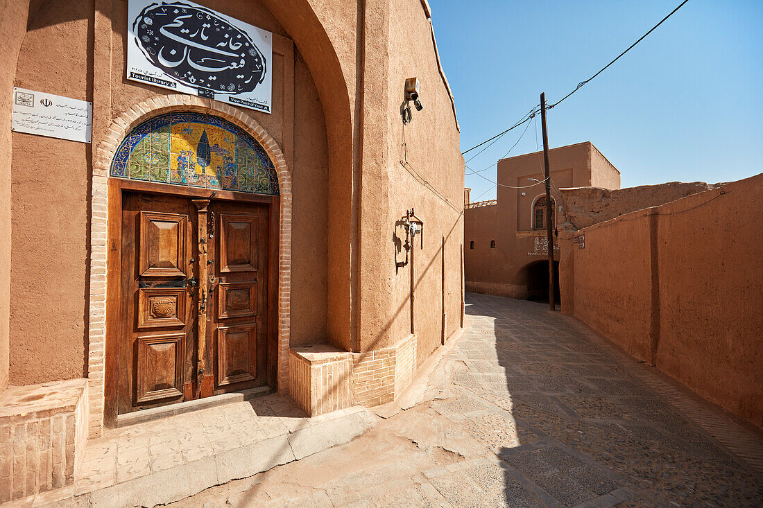 Hölzerne Eingangstür des alten Rafiean-Haus (in dem sich heute die Yazd Tourist Library befindet) im historischen Viertel Fahadan in Yazd, Iran.