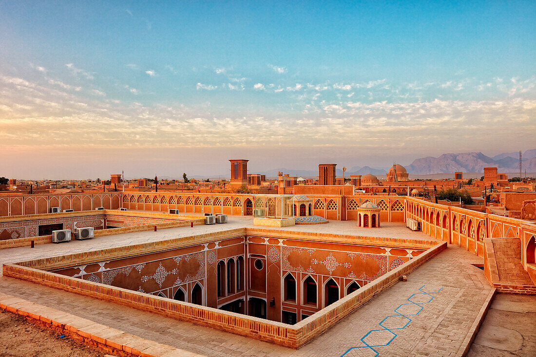  Blick vom Dach traditioneller Lehmgebäude im historischen Viertel Fahadan bei Sonnenuntergang. Yazd, Iran. 