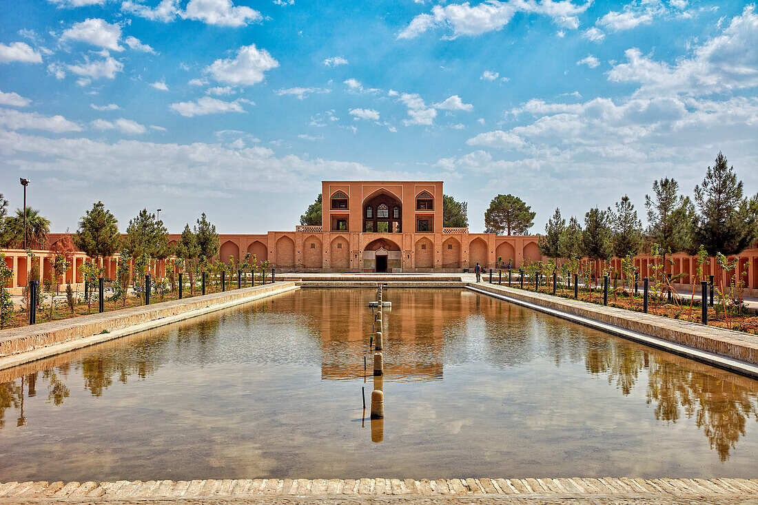 Wasserbecken und Lehmpavillon im Dowlatabad-Garten, historischer persischer Garten und UNESCO-Weltkulturerbe in Yazd, Iran.