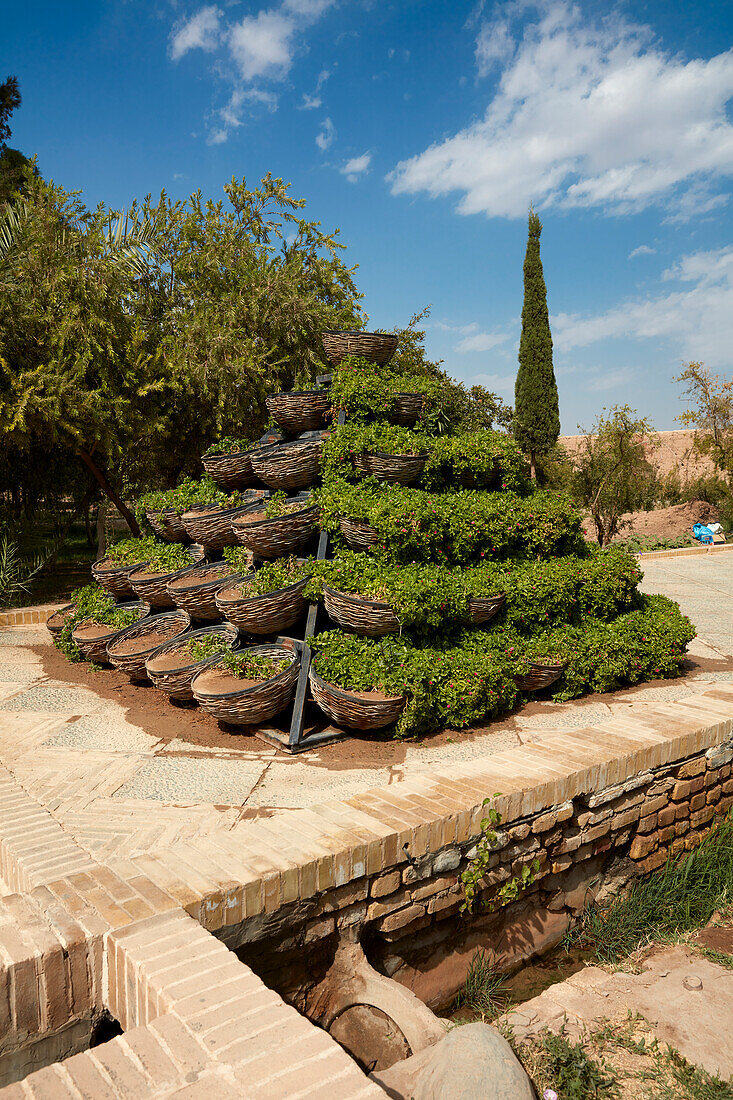  Eine Pyramide aus Topfkletterpflanzen im Dowlatabad-Garten, einem persischen Garten aus dem 18. Jahrhundert und UNESCO-Weltkulturerbe in Yazd, Iran. 